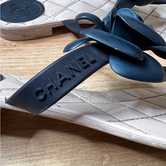 Chanel flower tong sandals (Sz 39) - Picture 4 of 5